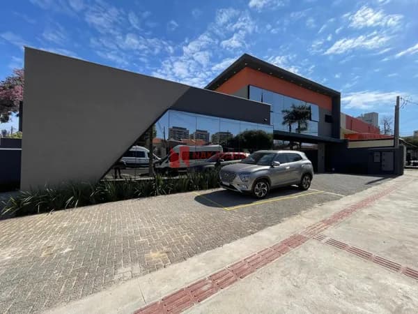 Imóvel Comercial para Locação no Petrópolis — Fachada Imponente e Estrutura Completa