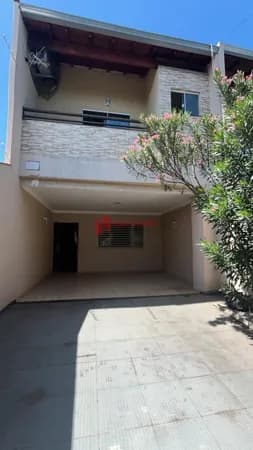 Sobrado à Venda em Londrina com 3 Dormitórios, Área Gourmet e Garagem para 4 Carros