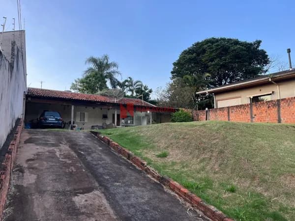 Casa à Venda com Terreno Amplo no Cambezinho em Londrina