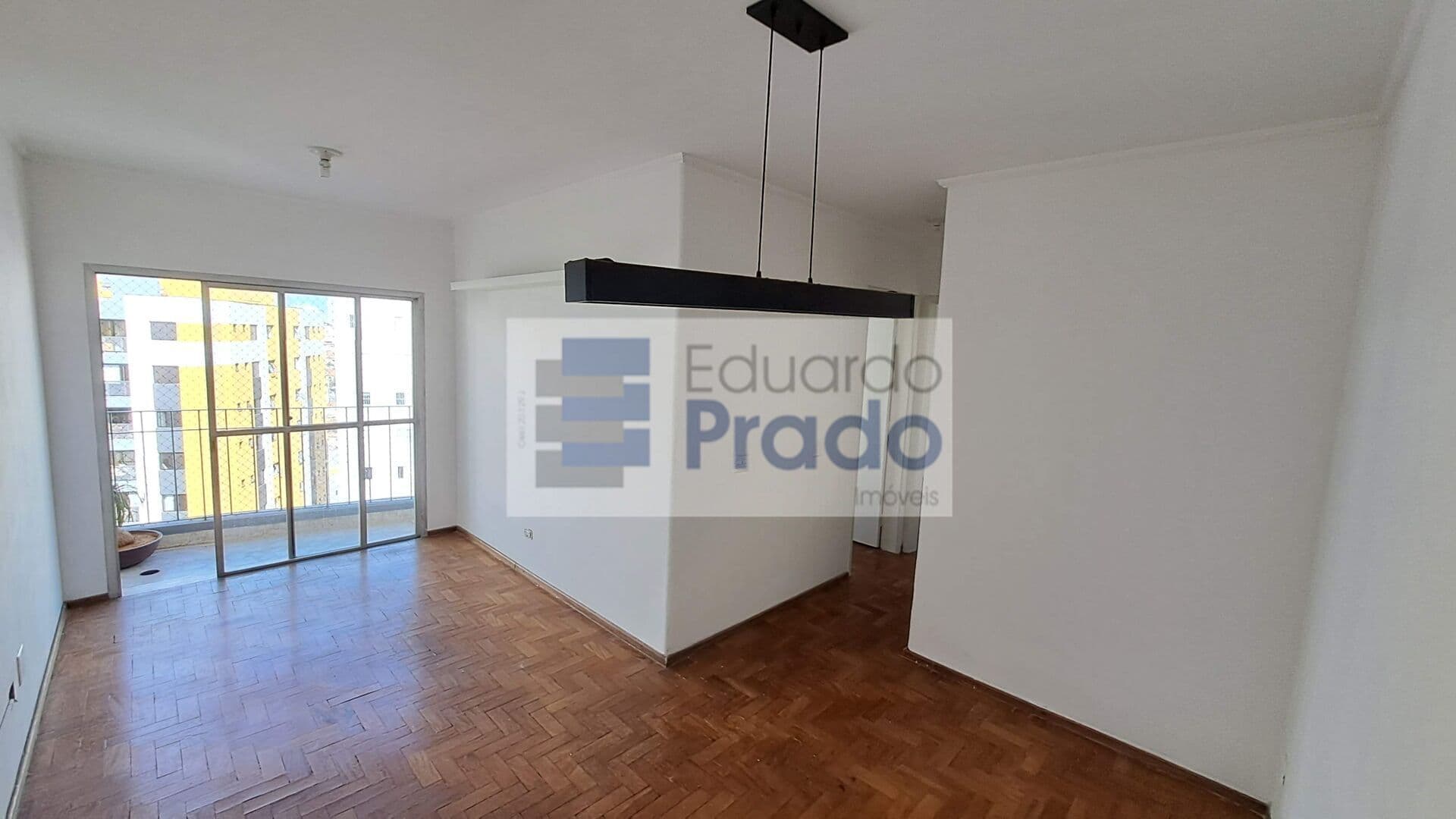 Apartamento 2 quartos, sala com varanda e 1 vaga na Rua Copacabana