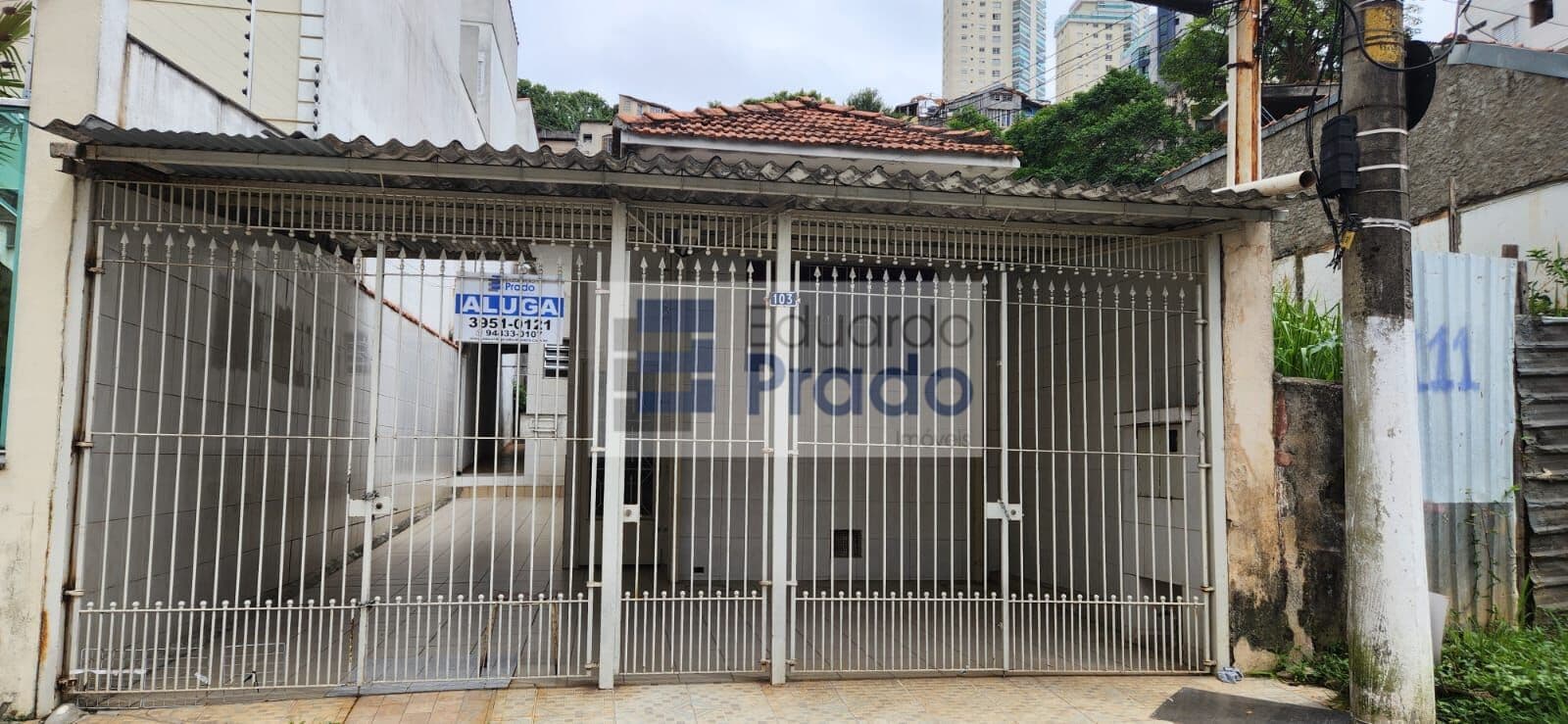Casa térrea em Santana com 2 quartos, garagem para 3 autos e quintal.