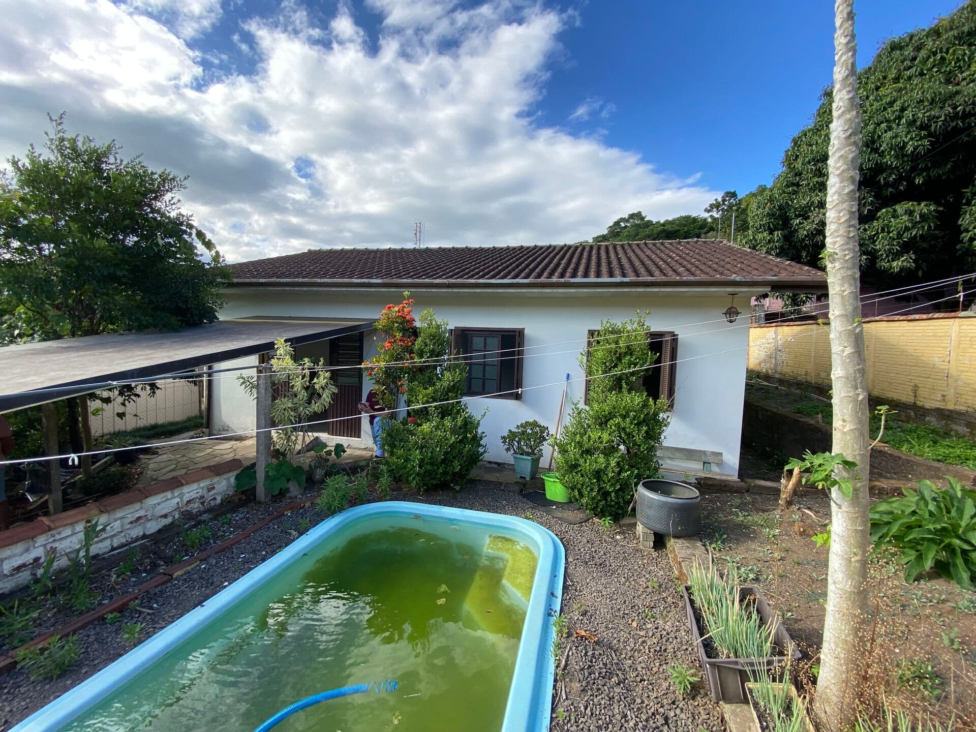 Duas Casas pelo Preço de Uma – Excelente Oportunidade para Morar e Investir!