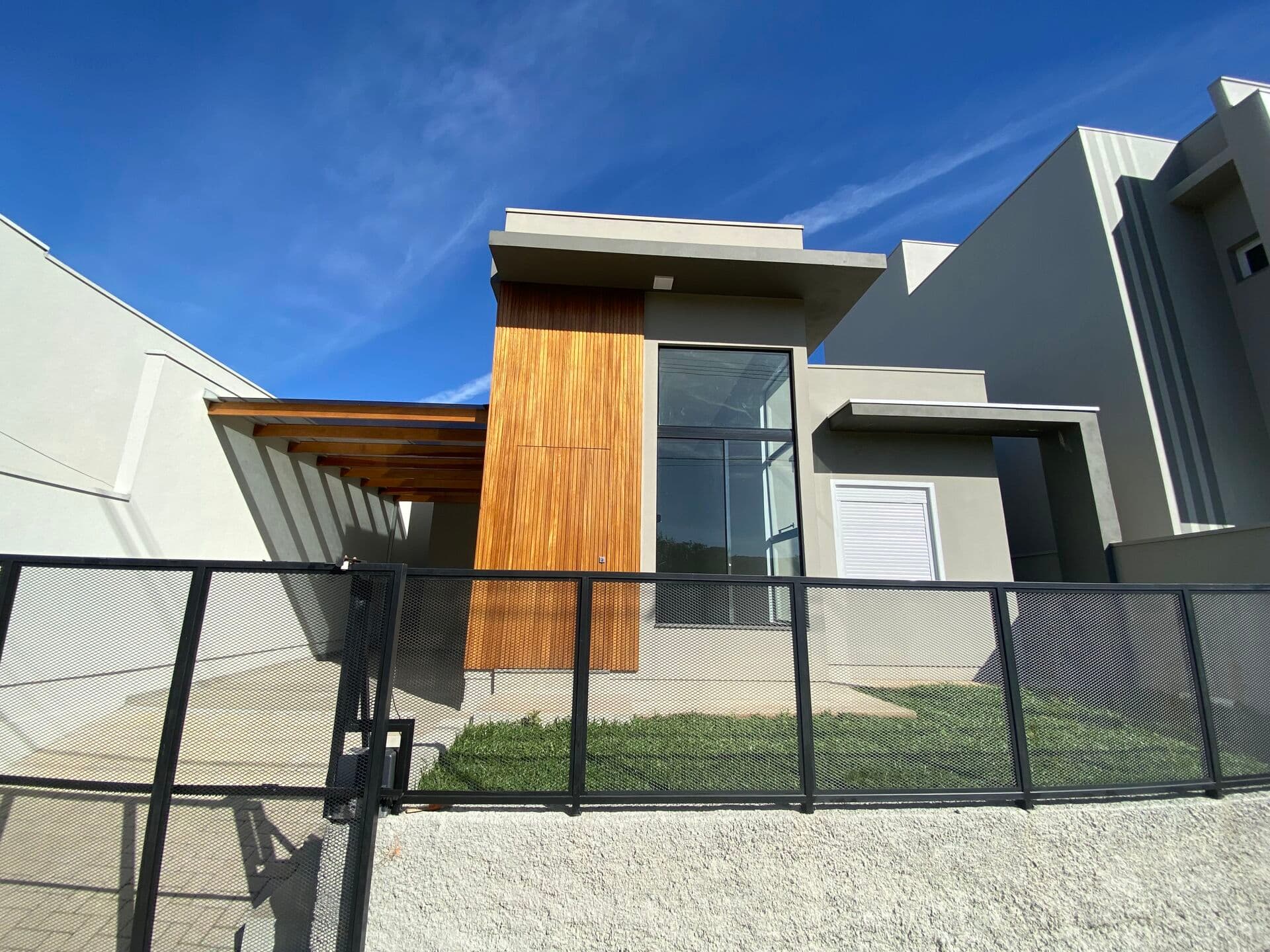 Casa Nova com Arquitetura Moderna – Pronta para Morar