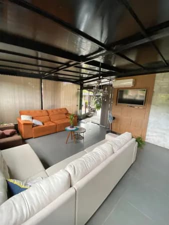 Casa de 04 dormitórios com piscina!