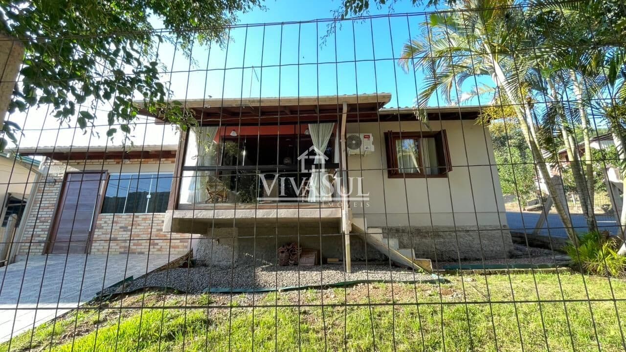 Casa Ampla com 3 dormitórios 1 sendo suíte, e com piscina no Bairro Viaduto em Igrejinha