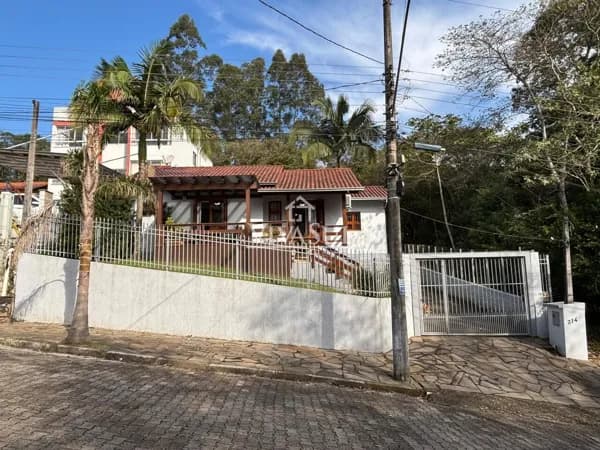 Casa de dois drmitórios e semi mobiliada no Bairro Viaduto em Igrejinha/RS