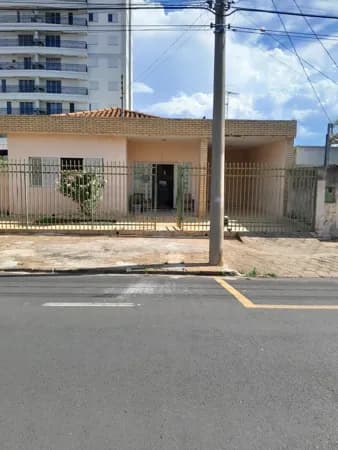 Casa Padrão à venda em Araguari/MG