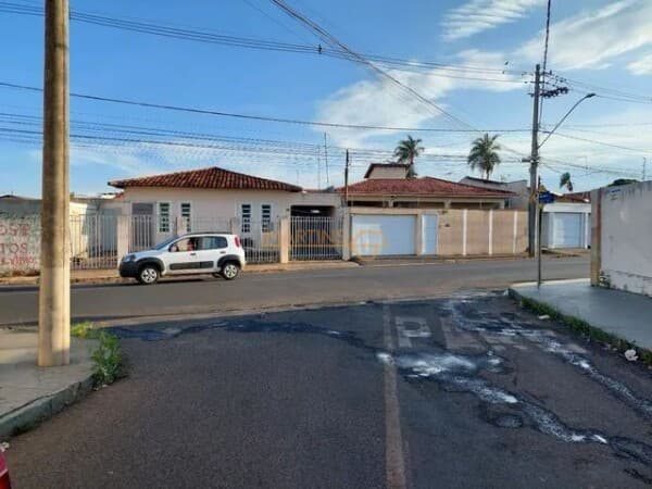 Casa Padrão à venda em Araguari/MG