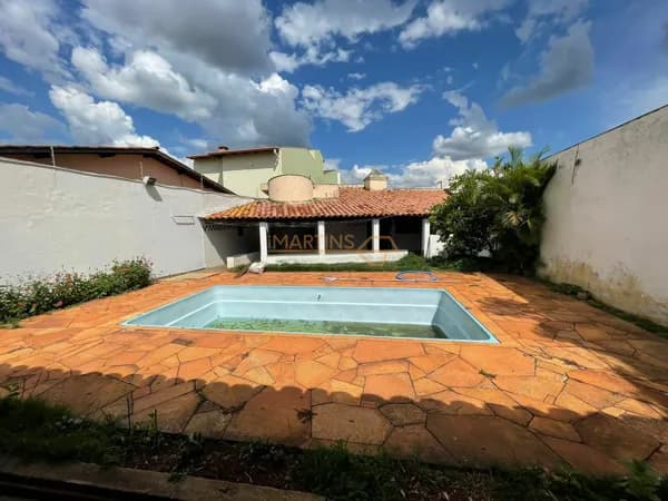 Casa com piscina no bairro Jardim Regina - Araguari/MG