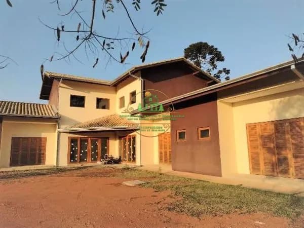 Chácara com 4 suítes em condomínio fechado com clube e lagos