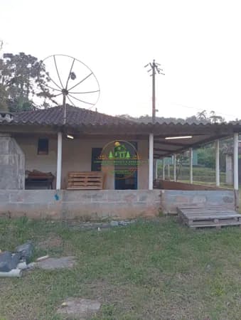 Chácara de 2.000 m² com preço de terreno e uma excelente estrutura pronta para você aproveitar!