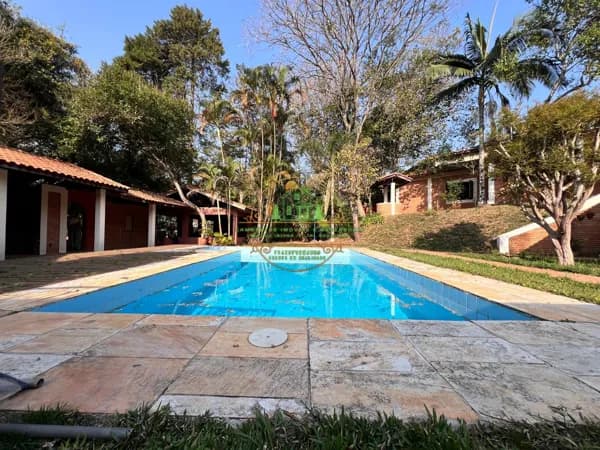Linda Casa Alto Padrão Estilo Rustico em Condomínio Fechado