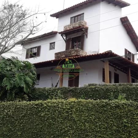 Belíssima casa em condomínio fechado no centro de Ibiúna
