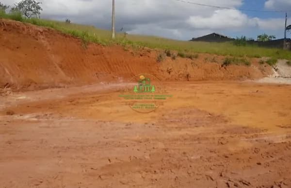 Terreno limpo e plano pronto para construir fácil acesso ótima localização
