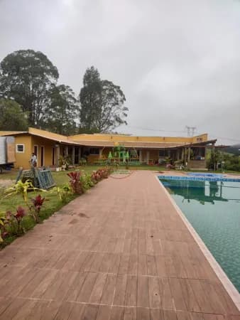 Chácara 2.000m² com campo de futebol e lago