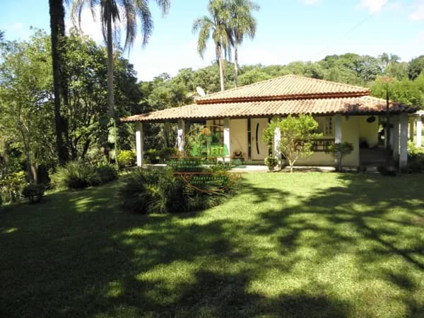 Chácara 8.870m² com 3 suítes salão de festas e campo de futebol Ibiuna SP