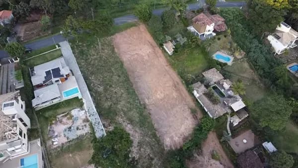 Maravilhoso lote com fundo para area verde