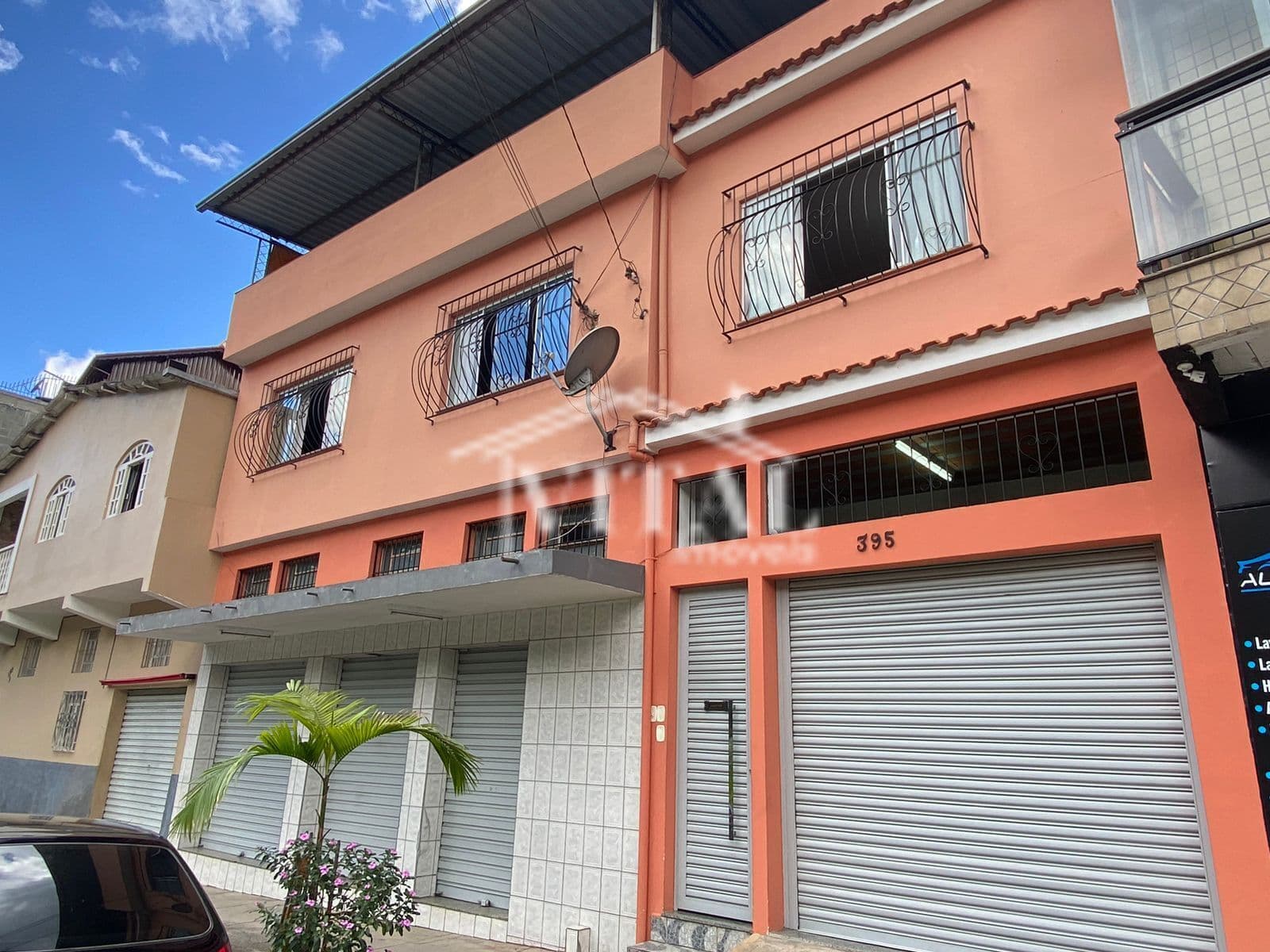 Excelente Casa Residencial com Loja Comercial