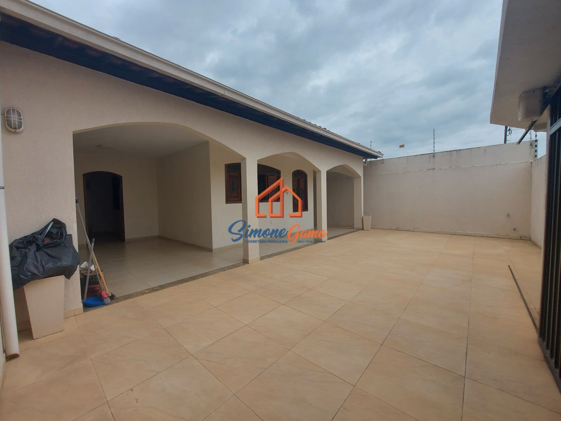 Casa de tamanho mediano e garagem