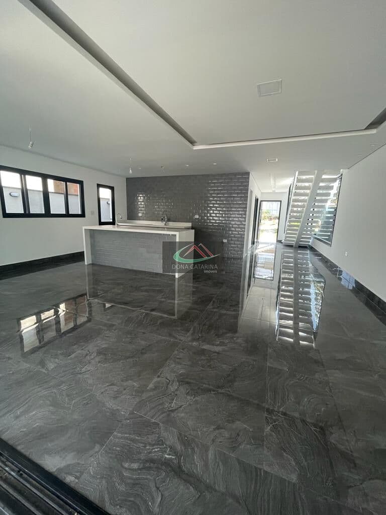 Vende - se casa em Condomínio em Santana de Parnaíba/SP
