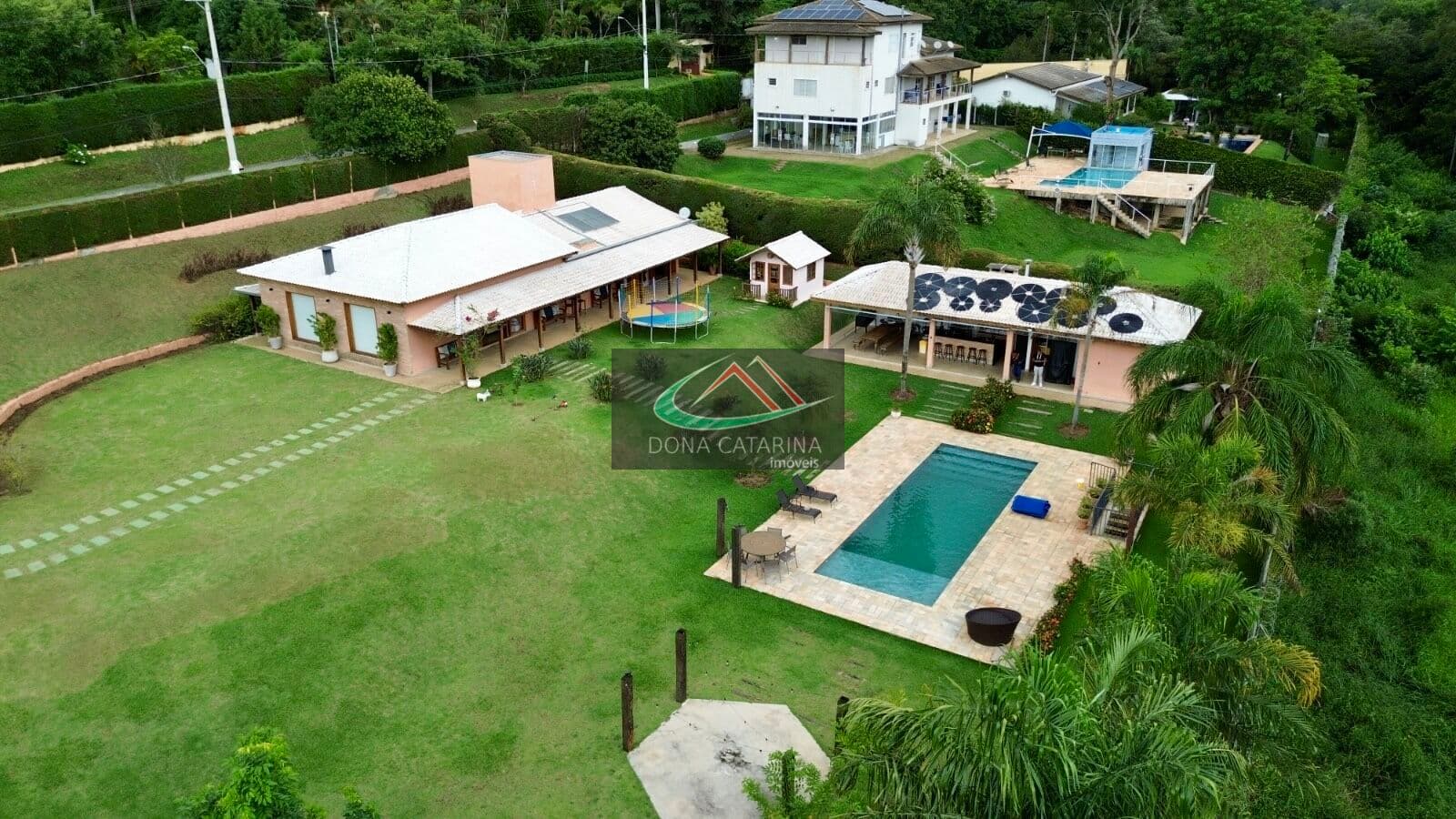 Á Venda, Chácara de Alto Padrão Condomínio Fechado em Itu SP - 2580m² de Puro Conforto!