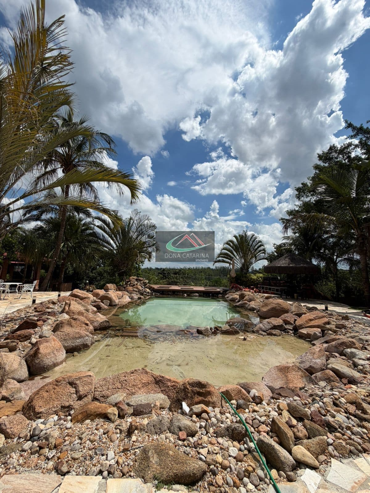 Á Venda, Chácara de 5.000m² Com Piscina Natural em Condomínio Fechado - Salto SP!