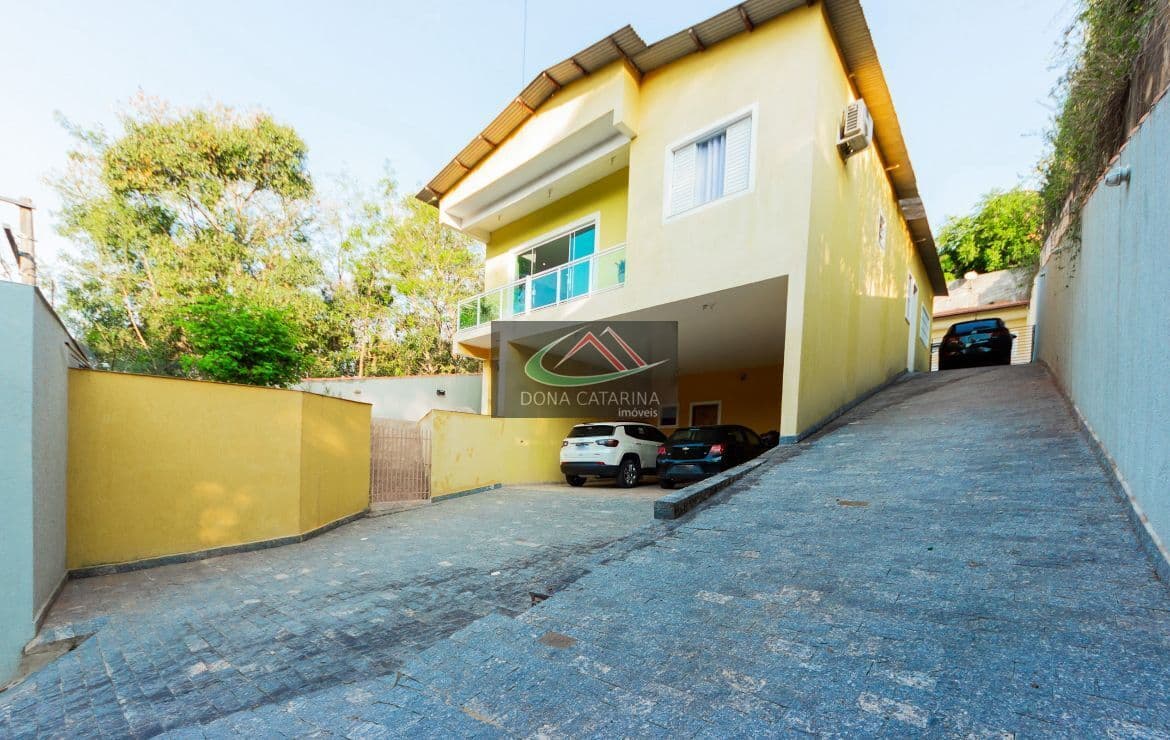 Á Venda, Casa em Condomínio Fechado - Seu Novo Lar em Santana do Parnaíba SP!
