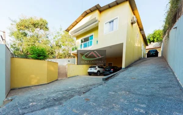 Á Venda, Casa em Condomínio Fechado - Seu Novo Lar em Santana do Parnaíba SP!