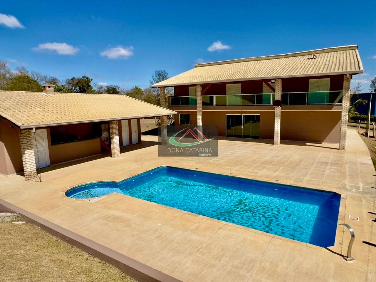 Á Venda, Chácara 1.766m² - Condomínio Fechado - Seu Refúgio Completo Está Aqui! Mairinque SP.