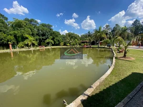 Á Venda, Chácara de 7000m² com Lindo Lago Fora de Condomínio em Sorocaba - SP!