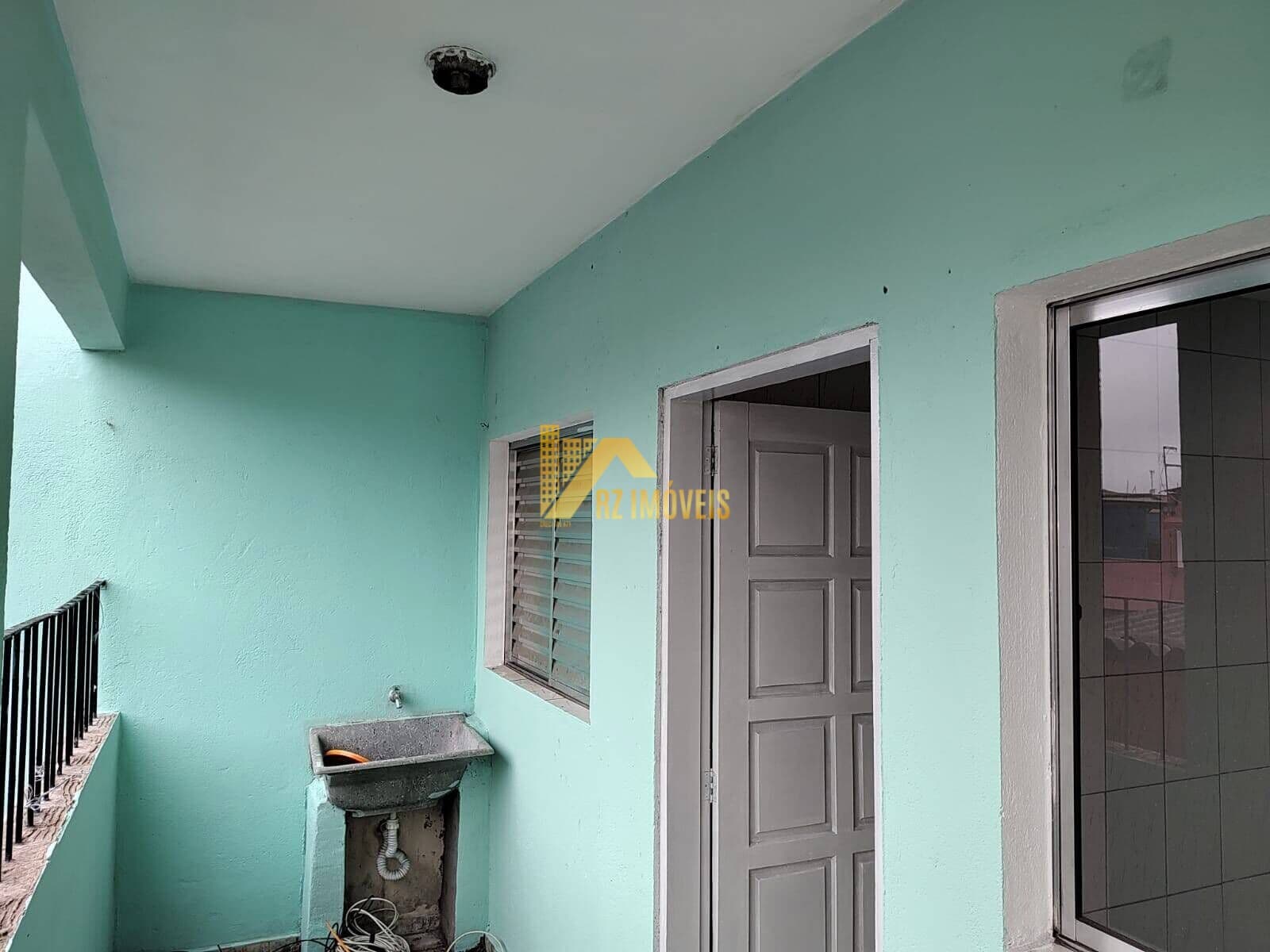 Casa com 2 comodos no Inamar