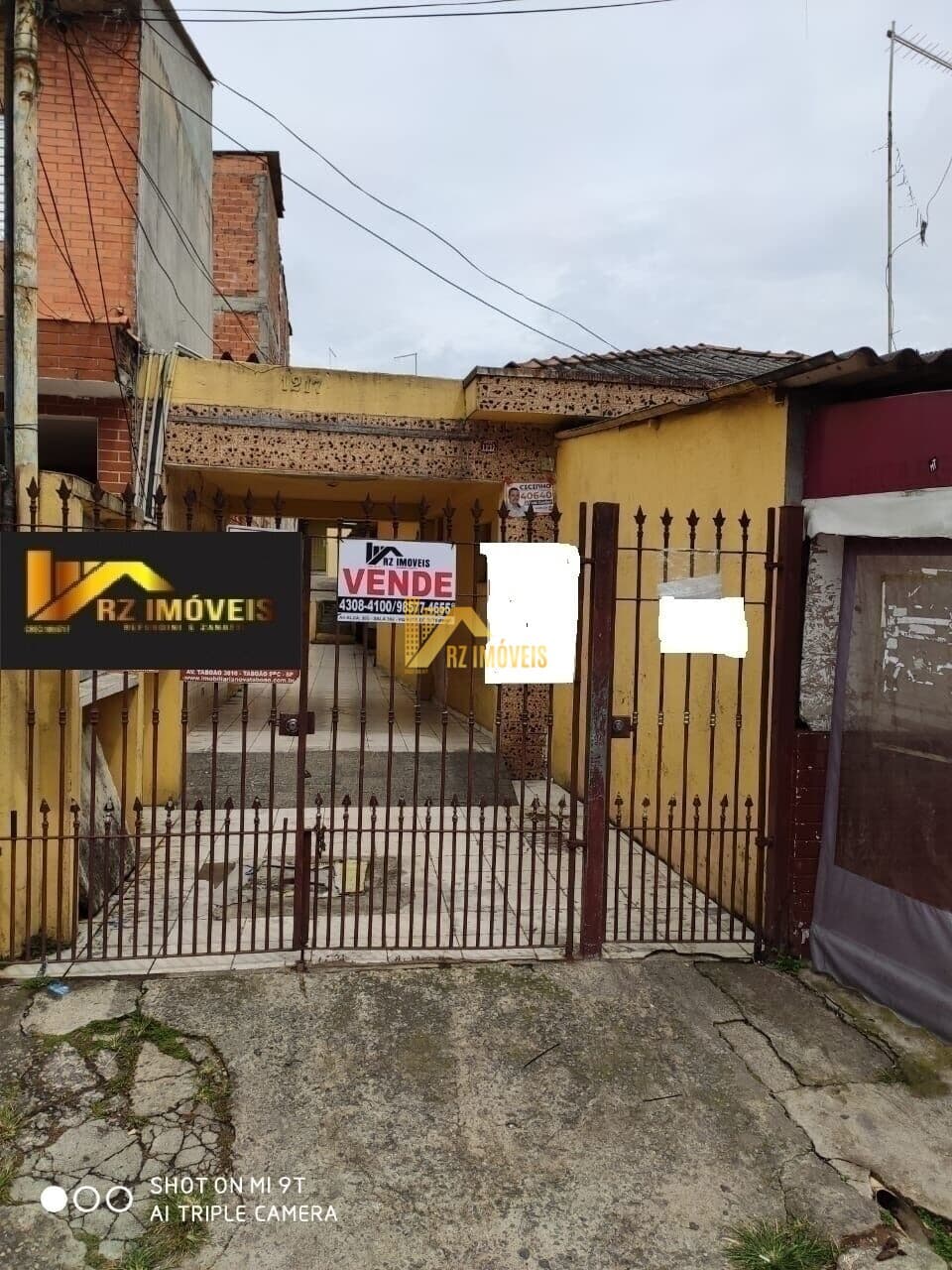 Casa para renda localizada no BairroTaboão