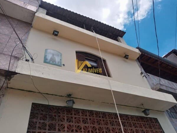 Casa para renda com 3 casas no mesmo terreno mais 1 salão comercial