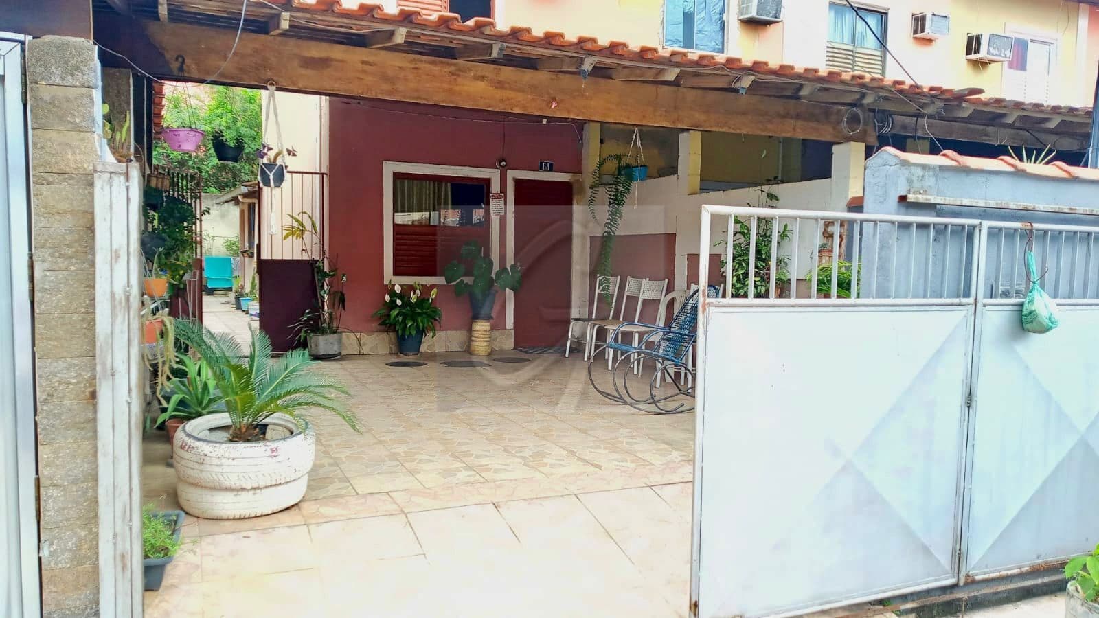 Ótima casa com 2 quartos e quintal