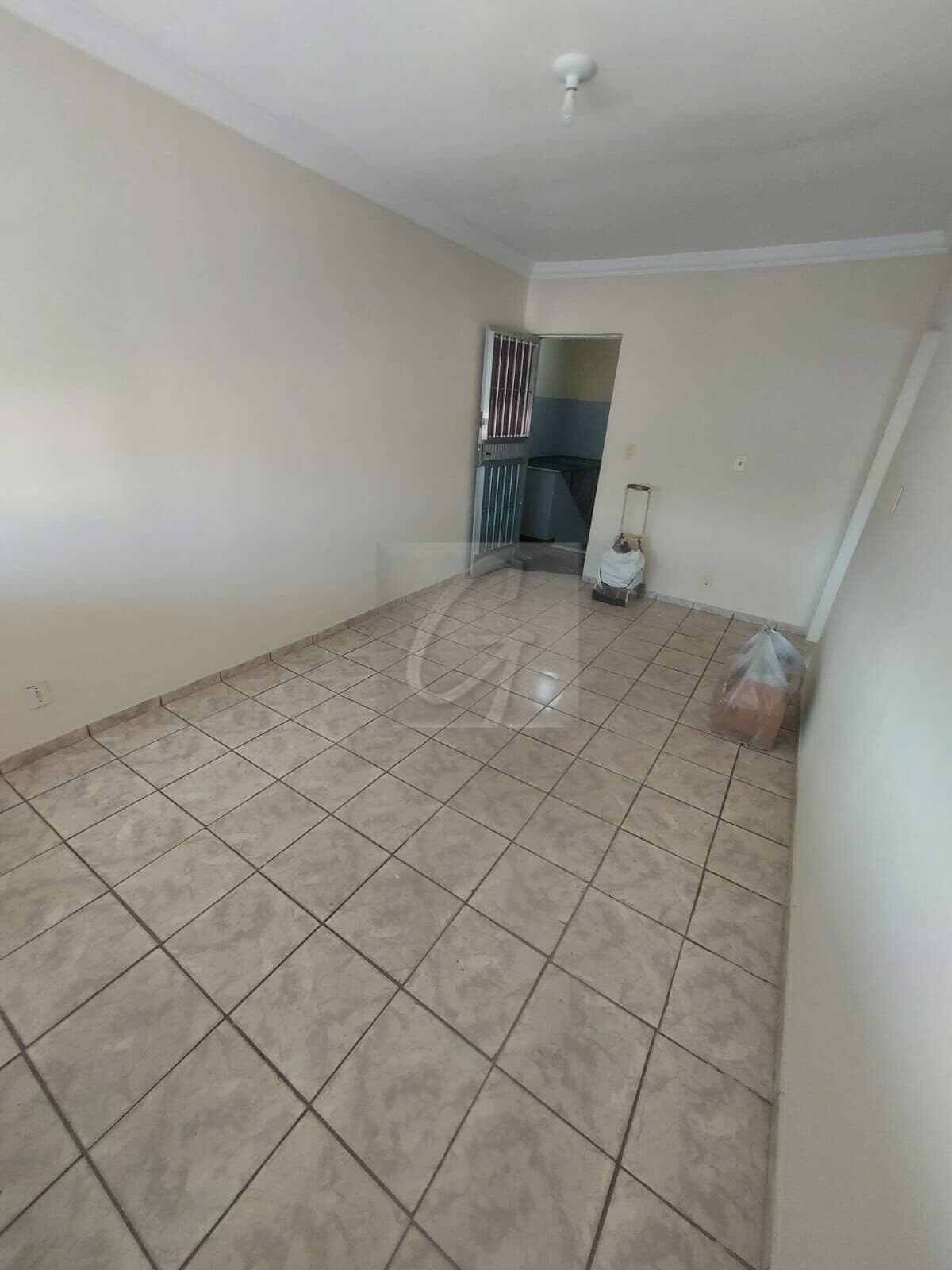 APARTAMENTO 2 QTS. BNH - AV. DAS OLIVEIRAS.