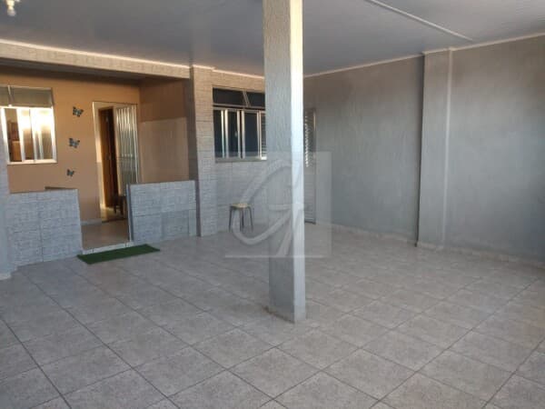 Casa a venda com 2 quartos sala cozinha banheiro garagem e area de servico
