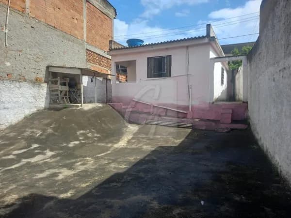 Casa com 2 quartos e com amplo quintal em São Vicente