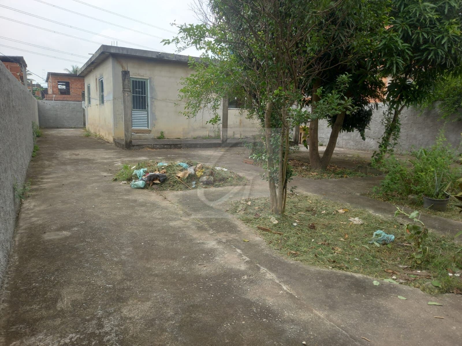 Ótima casa térrea em Santa Maria, com 3 quartos e quintal grande.