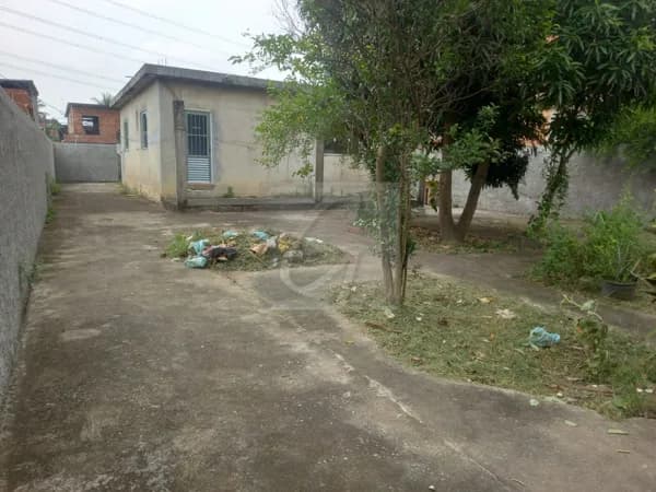 Ótima casa térrea em Santa Maria, com 3 quartos e quintal grande.