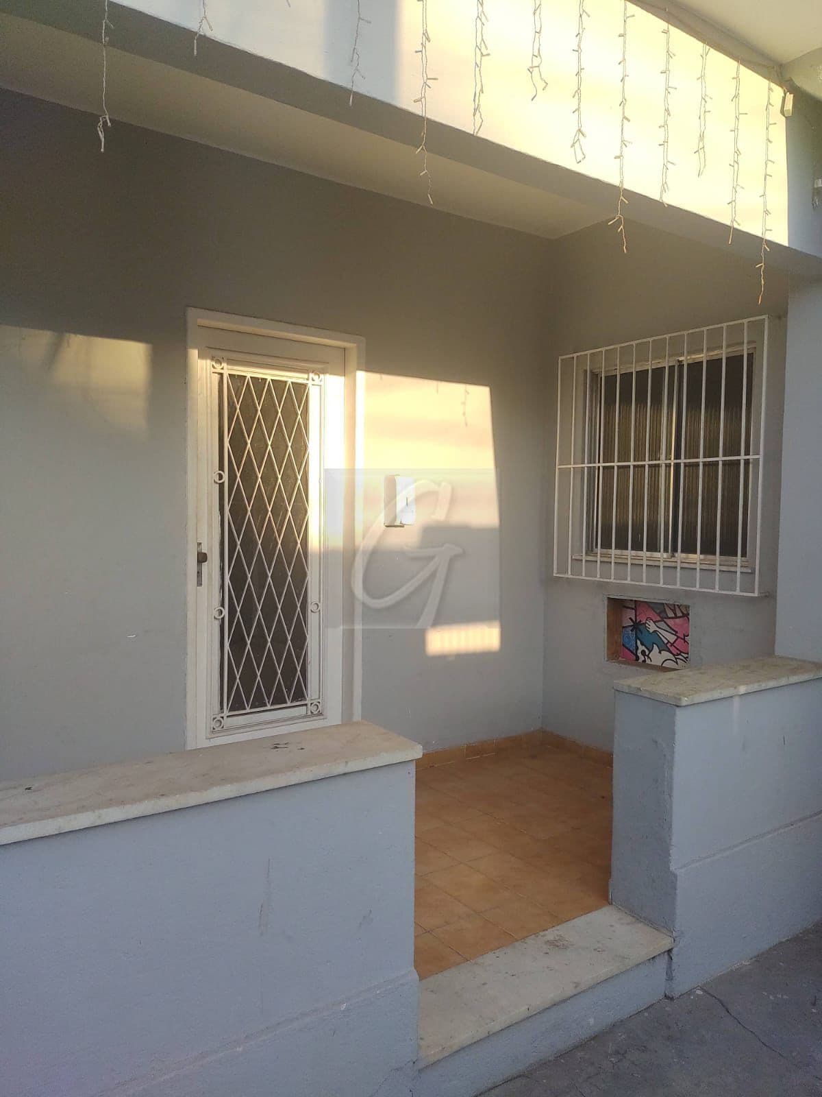 Casa Padrão com 2 quartos e garagem no Centro de Belford Roxo.