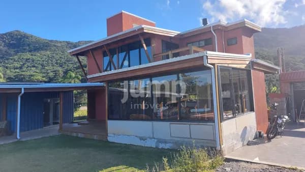 Casa com 3 suítes, 3 vagas e ponto de carregamento elétrico, no bairro Costa de Dentro, Florianópolis