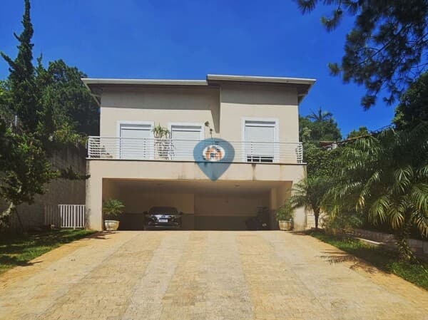 Casa em Bolsão FECHADO- 3stes, contemporânea e integrada