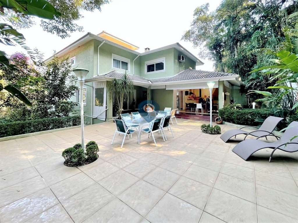 Casa em condomínio- 4 suítes, paisagismo, impecável!