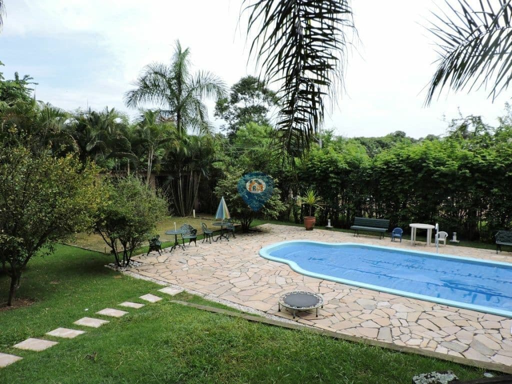 Casa 5 Dorms,3 suites-Muito espaço, em rua fechada e muito tranquila-CARAPICUIBA SP