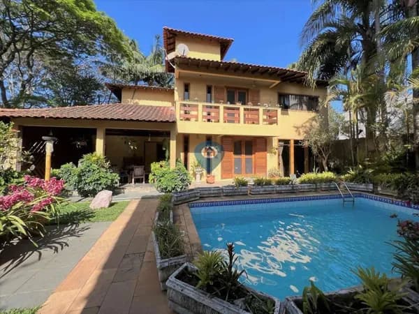 Casa em condomínio- 4 dorms / 1 suíte + edícula suíte hóspedes e escritório!