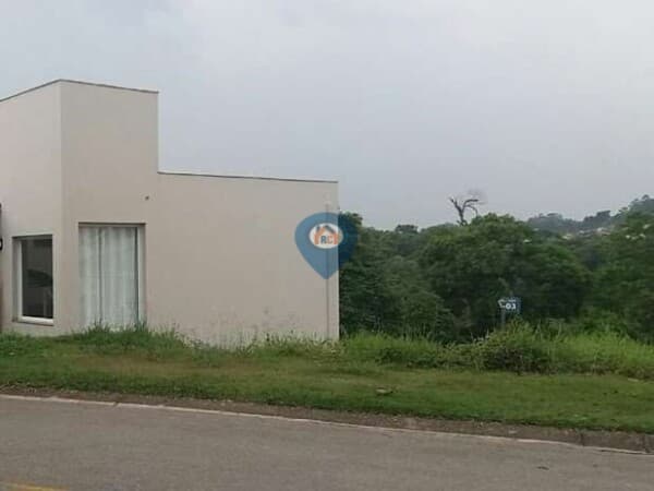 Terreno em condomínio-(LOTE) 578,70 m² alto em declive, com linda vista!