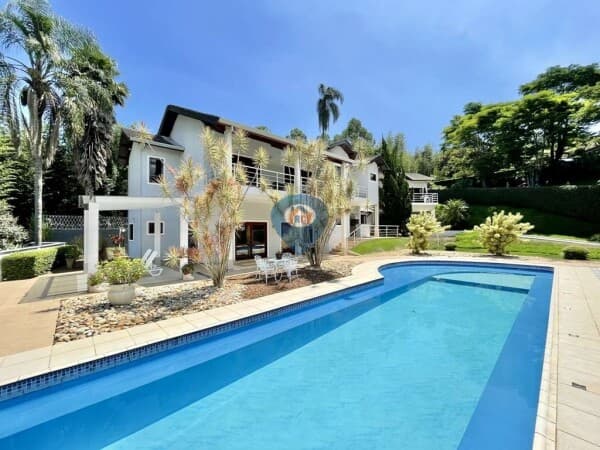 Casa em condomínio-5 stes. Moderna, piscina, gourmet + LOFT hóspedes!