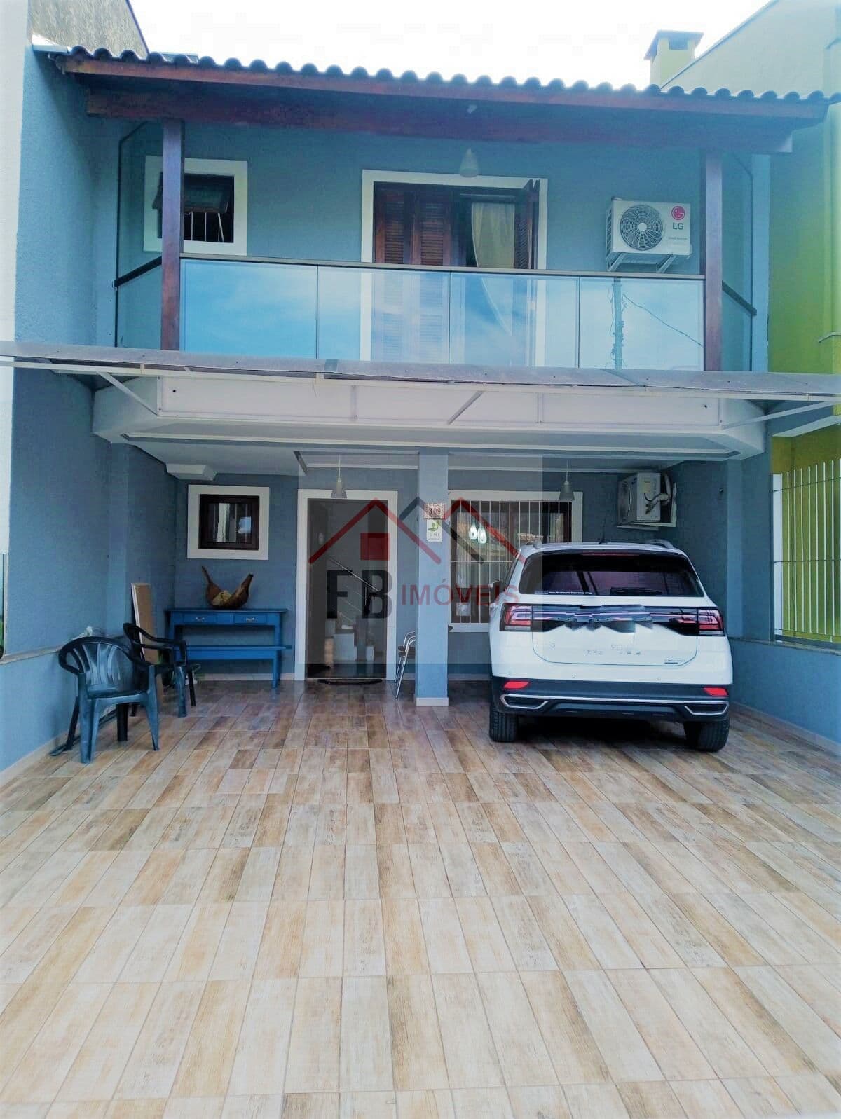 Casa Sobrado com duas suites e piscina.