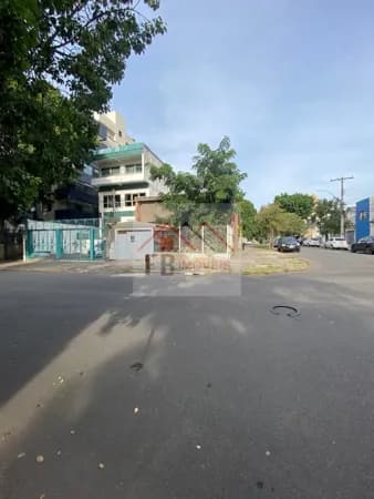 Casa de esquina com possibilidade de comercial