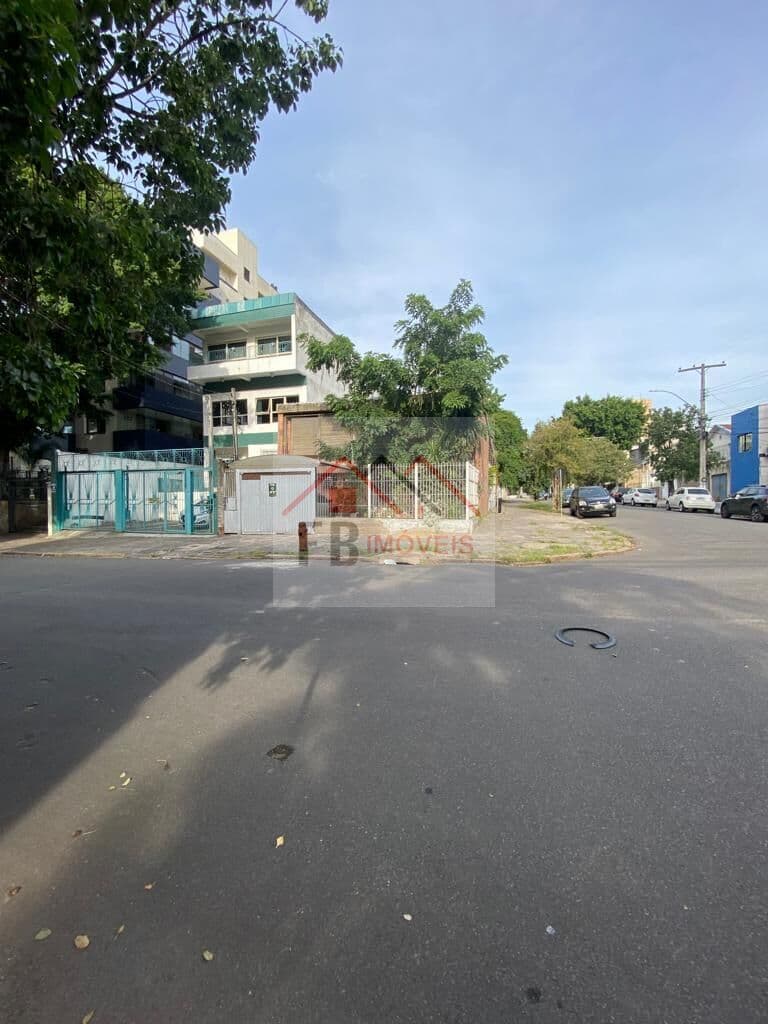 Casa de esquina com possibilidade de comercial